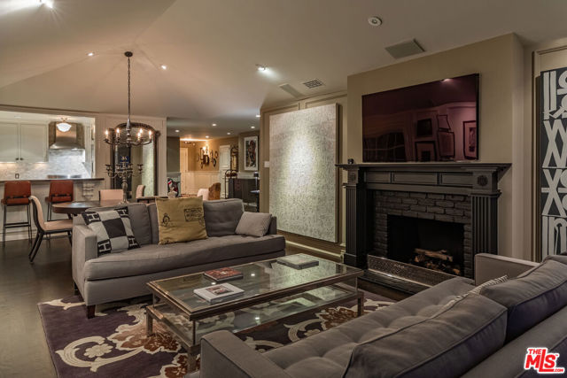 1612 Gilcrest Drive, Beverly Hills CA: https://media.crmls.org/mediaz/41b3fdf4-1b86-41dd-94ed-41d8a9281638.jpg