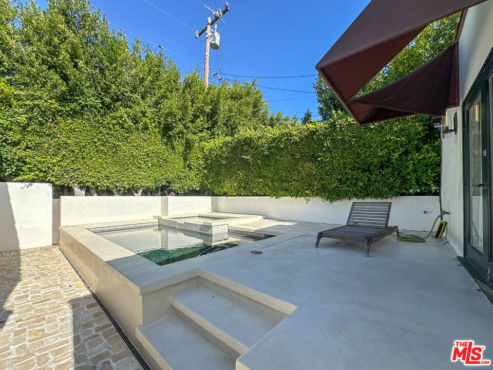 https://media.crmls.org/mediaz/41b71959-db67-4366-8a25-df4d64f0ffa0.jpg?preset=X-Large