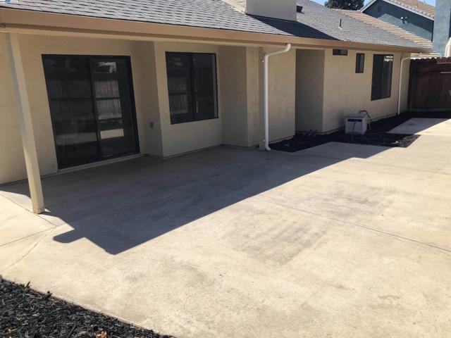 1023 Snowgoose Ln, Manteca CA: https://media.crmls.org/mediaz/41b80837-8e56-49bc-8ecc-910d0312bdb9.jpg
