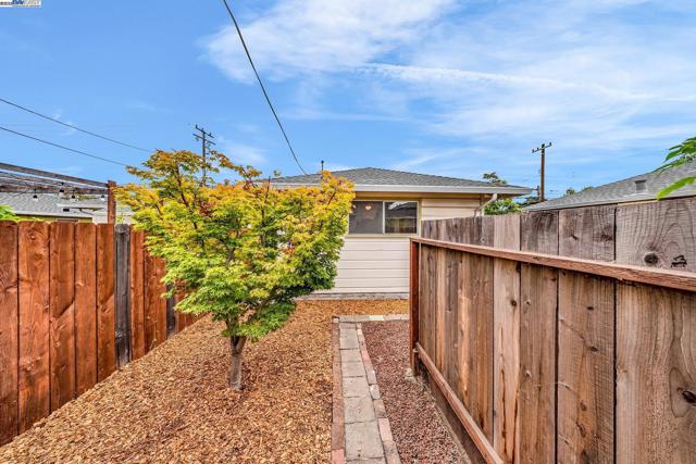 1811 3rd St, Alameda CA: https://media.crmls.org/mediaz/41b89e24-acf2-444f-a509-767f50d179cd.jpg