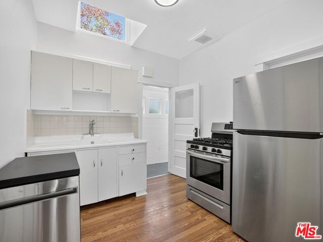 2565 Glen Green Street, Los Angeles CA: https://media.crmls.org/mediaz/41b9fb18-f6c1-488e-9b4d-0409ef03212e.jpg