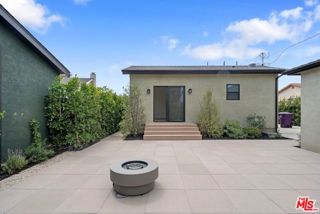 4718 Gaviota Avenue, Long Beach CA: https://media.crmls.org/mediaz/41bad85e-6aff-473a-bde6-aa5a2f2c4ba1.jpg