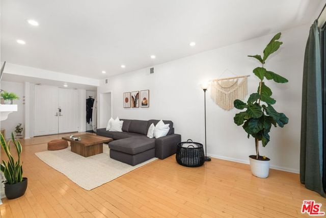 306 BORA BORA Way, Marina del Rey CA: https://media.crmls.org/mediaz/41bc7dea-766e-4acc-800a-e6dbe5522aa0.jpg