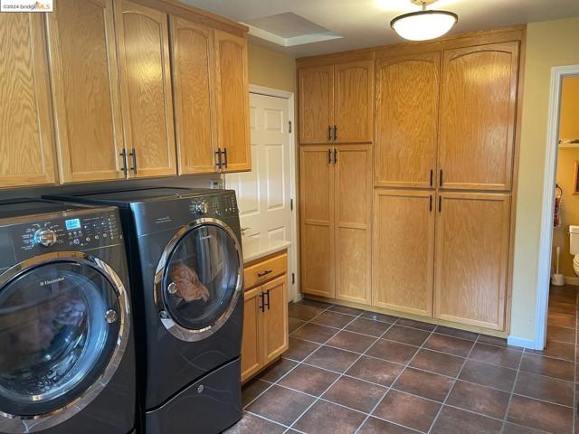 Image 19 of 48 For 16160 Willow Glen Rd