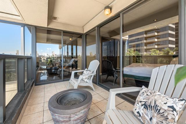 200 Harbor Dr, San Diego CA: https://media.crmls.org/mediaz/41bcc98a-7778-46b4-a8c2-7f2d5624fff4.jpg
