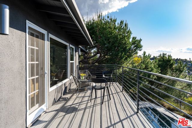 1313 Corona Drive, Glendale CA: https://media.crmls.org/mediaz/41bd2b50-bcb9-4edc-bb01-de6348be9d53.jpg