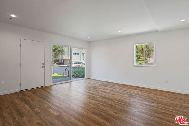 1166 S Cochran Avenue, Los Angeles CA: https://media.crmls.org/mediaz/41be9ffb-25b9-400f-a249-3ed72ea20756.jpg