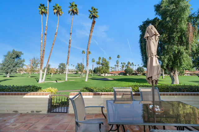 240 Santa Barbara Circle, Palm Desert CA: https://media.crmls.org/mediaz/41bed816-eb5f-48b7-85de-65398d388e19.jpg