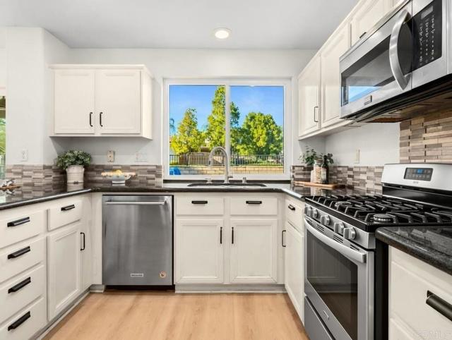 Detail Gallery Image 5 of 38 For 40595 Heyerdahl Ave, Murrieta,  CA 92563 - 4 Beds | 2 Baths