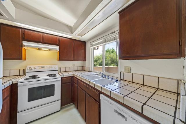 136 Hackamore Ln, Fremont CA: https://media.crmls.org/mediaz/41c043ec-d727-4b82-8008-dc419b924374.jpg