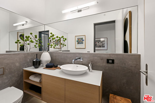 2341 Gloaming Way, Beverly Hills CA: https://media.crmls.org/mediaz/41c0ec03-f504-4762-a7bc-fb86c230a599.jpg