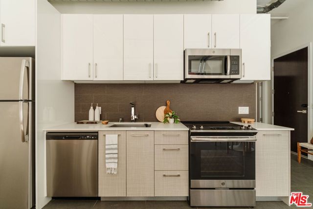 939 S Broadway, Los Angeles CA: https://media.crmls.org/mediaz/41c151ff-20ca-4494-9587-629b946296e5.jpg