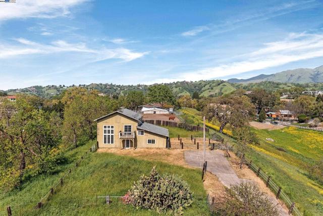 855 El Pintado Rd, Danville CA: https://media.crmls.org/mediaz/41c33745-14c7-4b05-b896-e5881d5f2c15.jpg