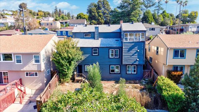 9401 Castlewood Street, Oakland CA: https://media.crmls.org/mediaz/41c38e51-0545-4244-9312-51f08b43d5b6.jpg