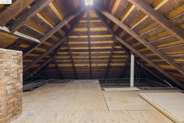 102 Hamilton Pl, Oakland CA: https://media.crmls.org/mediaz/41c3aa4d-67f4-4b33-9d44-374f01fe6e47.jpg