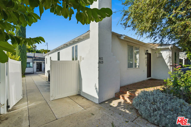 611 N Buena Vista Street, Burbank CA: https://media.crmls.org/mediaz/41c41969-762c-4805-92cf-b9e743b2f378.jpg