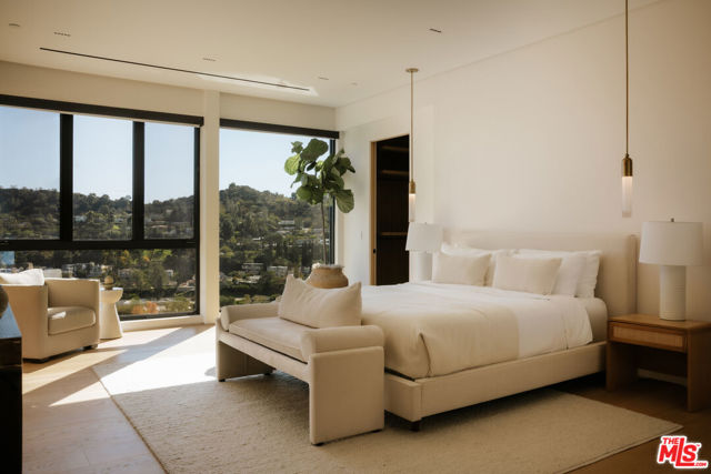 16187 Royal Oak Road, Encino CA: https://media.crmls.org/mediaz/41c4a8ae-7230-47b0-b508-fb2c9aaeb499.jpg