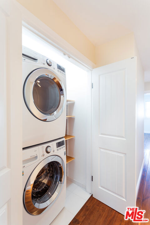 702 Pacific Ave., Venice CA: https://media.crmls.org/mediaz/41c4acce-3ffd-44aa-893a-c4bd0254d51a.jpg