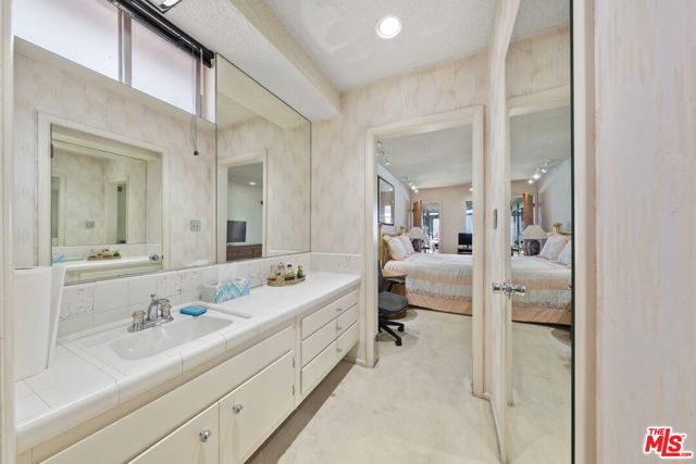 4260 S Cloverdale Avenue, Los Angeles CA: https://media.crmls.org/mediaz/41c4b7ae-132d-48d8-8325-1118a4f32903.jpg