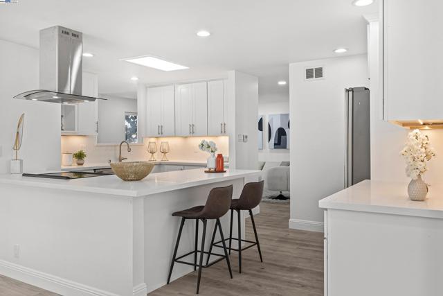 924 Magnolia Dr, Alameda CA: https://media.crmls.org/mediaz/41c4e4cb-9f5d-46a3-a9a9-3738a93e837e.jpg