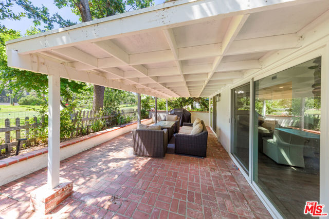 5735 Lake Lindero Drive, Agoura Hills CA: https://media.crmls.org/mediaz/41c5d74f-f9e8-438d-bd36-322e06ecf047.jpg