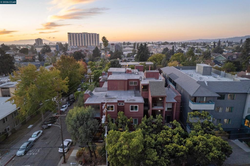 https://media.crmls.org/mediaz/41c699ab-6db9-4cb8-86ab-1065158e8a9f.jpg?preset=X-Large