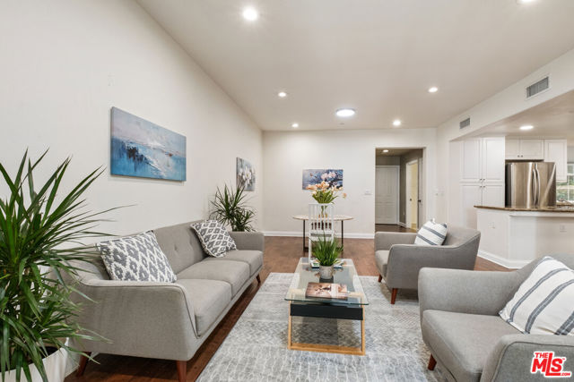 12975 Agustin Place, Playa Vista CA: https://media.crmls.org/mediaz/41c82334-3f48-4f63-a34e-2cb160dc6af8.jpg