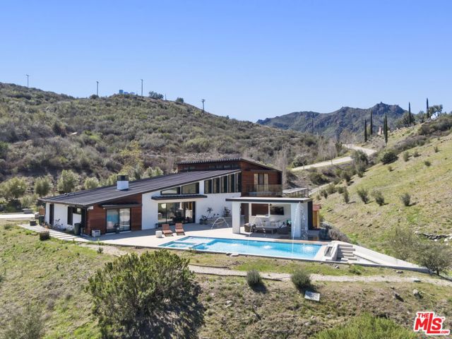 31830 Lobo Canyon, Agoura Hills CA: https://media.crmls.org/mediaz/41c8a52b-750d-41f4-9697-946ce9b4e8c8.jpg