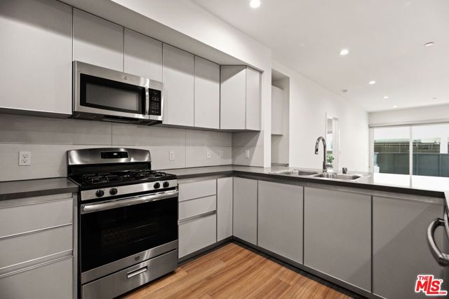 1515 Colby, Los Angeles CA: https://media.crmls.org/mediaz/41c8b416-997f-4c7a-86e5-2306b3267489.jpg