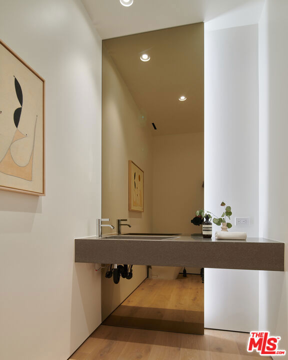 8899 Beverly Boulevard, West Hollywood CA: https://media.crmls.org/mediaz/41c967ad-1bbd-4733-b43a-355a8f6328ad.jpg