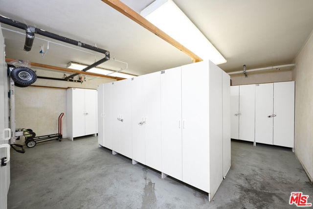 1228 14th Street, Santa Monica CA: https://media.crmls.org/mediaz/41ca2877-f657-45c5-96e5-e604914adc00.jpg