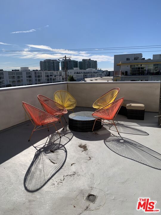 4140 Glencoe Avenue, Marina del Rey CA: https://media.crmls.org/mediaz/41ca49ce-b37d-4829-a3d4-7f09561e64df.jpg