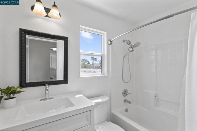631 Summerwood Dr, Brentwood CA: https://media.crmls.org/mediaz/41cad955-7983-463d-b521-8061d7f523e1.jpg