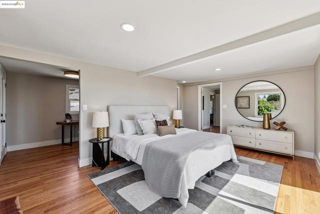 4015 Rhoda Ave, Oakland CA: https://media.crmls.org/mediaz/41cbba02-846d-45fd-aa65-4ae88432fd86.jpg