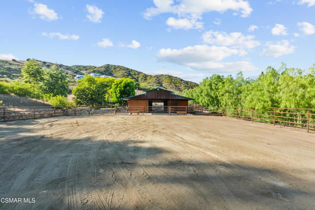 33235 Mulholland Highway, Malibu CA: https://media.crmls.org/mediaz/41cbfad6-e837-4919-a50c-f310d4342a12.jpg