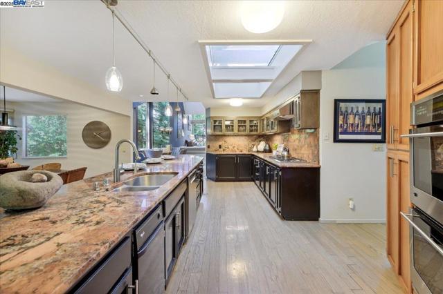 391 Oak Ln, Pleasanton CA: https://media.crmls.org/mediaz/41cd8432-2473-40de-a35c-3f9a72fc6950.jpg