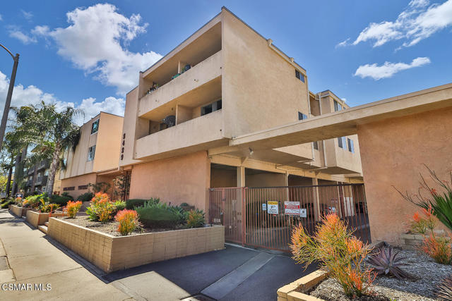 5429 Newcastle Avenue, Encino CA: https://media.crmls.org/mediaz/41ce470d-f0df-4f51-bcd3-4212c28e8f27.jpg