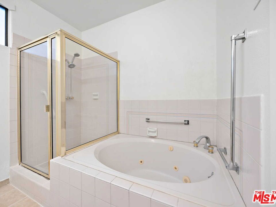 https://media.crmls.org/mediaz/41cecb77-ff26-45fe-8051-641cc04253f7.jpg?preset=X-Large