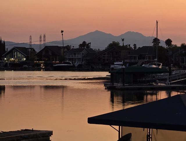 4641 Spinnaker Way, Discovery Bay CA: https://media.crmls.org/mediaz/41cf6410-de80-4fad-b9d4-9cb971978467.jpg