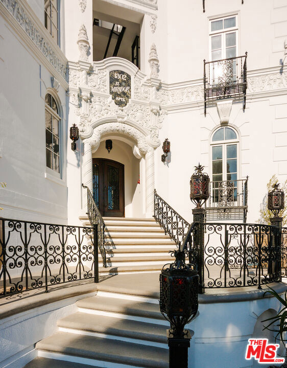 https://media.crmls.org/mediaz/41d0df6d-172d-4968-a3af-f312131e09b8.jpg?preset=X-Large
