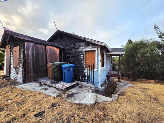 2315 Wayne St, Martinez CA: https://media.crmls.org/mediaz/41d0f586-9733-4480-918a-33c2106579c1.jpg