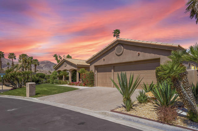73042 Galleria Court, Palm Desert CA: https://media.crmls.org/mediaz/41d24716-1978-4a02-b73f-fd2f9ed54077.jpg