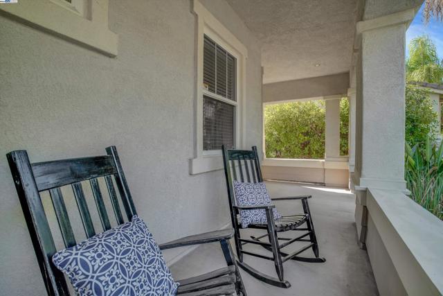 342 Roundhill Dr, Brentwood CA: https://media.crmls.org/mediaz/41d2758b-20d8-4c14-9711-2514f51b4aa2.jpg