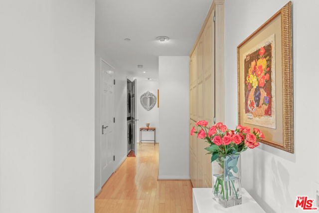 2025 S Beverly Glen Boulevard, Los Angeles CA: https://media.crmls.org/mediaz/41d35610-6daa-40ef-9b64-eea5ff301c3e.jpg