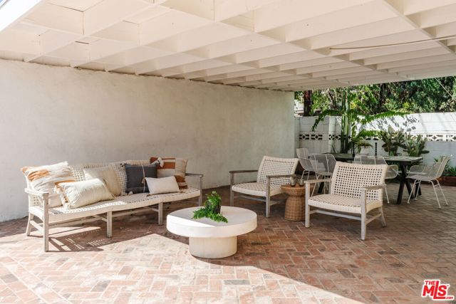 5421 Stratford Road, Los Angeles CA: https://media.crmls.org/mediaz/41d3b432-b017-4dd0-b37b-4945f7d669aa.jpg