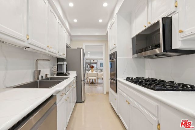 8455 Fountain Avenue, West Hollywood CA: https://media.crmls.org/mediaz/41d3e5d7-dcb0-415e-a237-4aaaffa24ee9.jpg