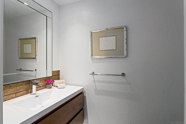 2399 Jefferson St, Carlsbad CA: https://media.crmls.org/mediaz/41d45933-3528-415c-9b17-193bdd8051f9.jpg