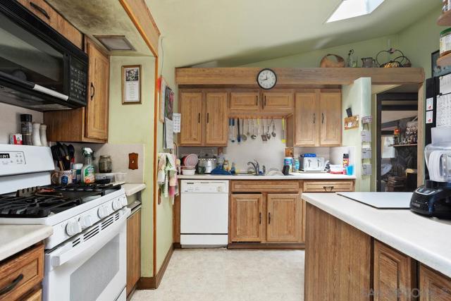 252 Santa Clara Dr, Vista CA: https://media.crmls.org/mediaz/41d466ec-3df2-4941-971e-553ab3d80238.jpg