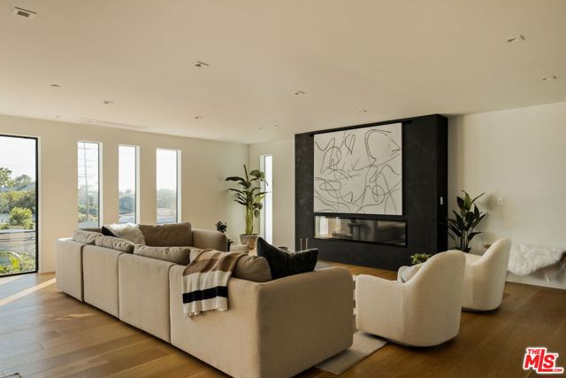 1900 Penmar Avenue, Venice CA: https://media.crmls.org/mediaz/41d59120-ed21-4f63-800c-3ecbc4176c46.jpg