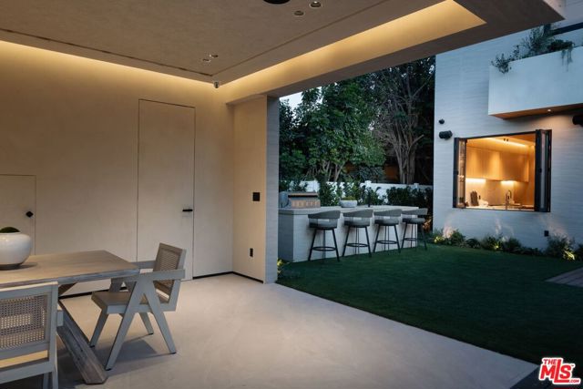 13221 Hesby Street, Sherman Oaks CA: https://media.crmls.org/mediaz/41d66432-8c8e-4ba4-8c1d-33c796c129a1.jpg